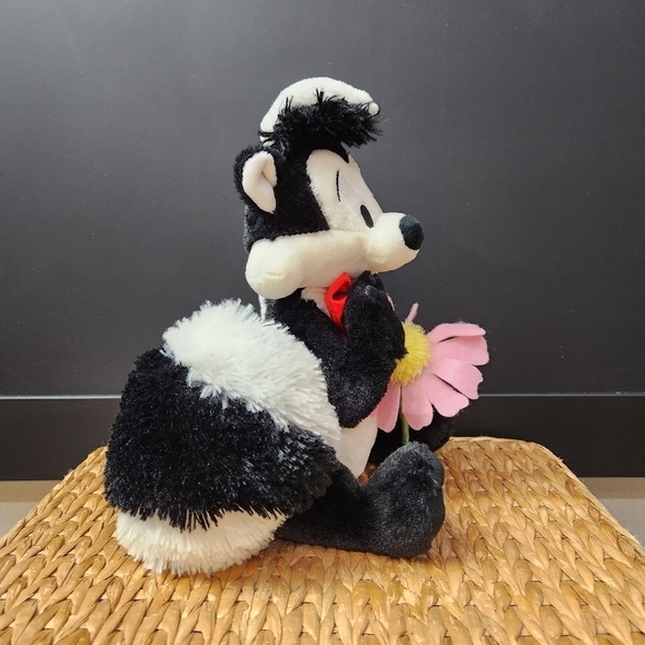 PEPÉ Le Pew I Pick You Talking Plush with Daisy Hallmark Looney Tunes - Picture 6 of 9